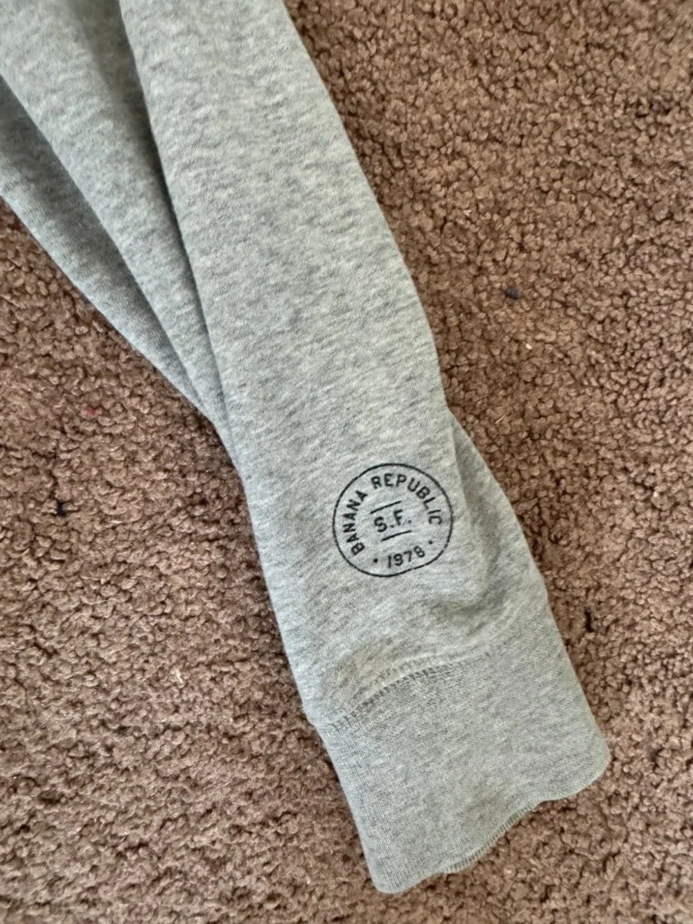 Banana Republic Crewneck Size Medium but fits a small.